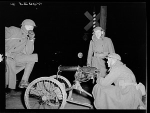 Nationalgardisten mit Maschinengewehren bewachen die Chevrolet-Fabriken während des legendären Sitzstreiks in Flint, Michigan 1936-37. 