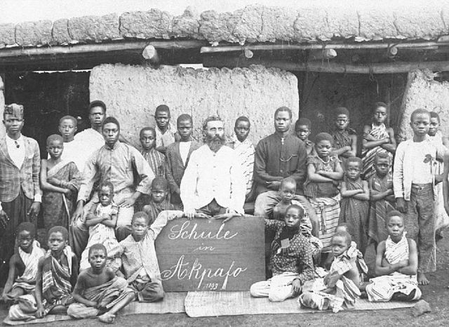 Das Weltbild des Clemens Tönnies stammt aus dem 19. Jahrhundert. Missionar in Schule im deutschen Togo, heute Ghana.