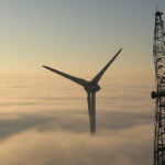 Krise der Windenergie: Union Busting bei Enercon-Tochter WEC Turmbau Windrad der Firma Enercon über den Wolken. Daneben ein Monatagekran
