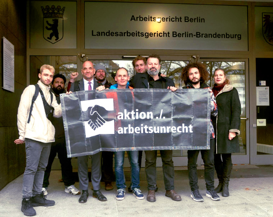 Gefeuerte Flink-Betriebsratsgründer und ihre Unterstützer vor dem Arbeitsgericht Berlin am 17. Januar 2023. 