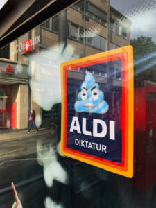 Diktatur kann so ALDI sein. Adbusting am Chlodwigplatz in Köln, 13. Mai 2022