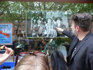 2017-05-21 arbeiterfotografie buero-eroffnung arbeitsunrecht elmar-wigand+schaufenster