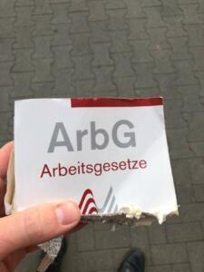 Albrecht zersägt das Arbeitsrecht. #Freitag13 Protest vor ALDI in Berlin-Friedrichshain.
